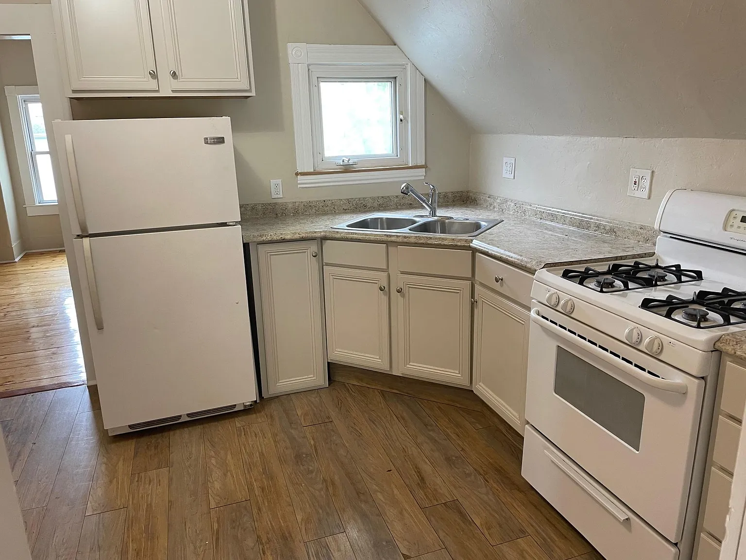 2 bed, 750 sqft, $2,200 — Photo 3