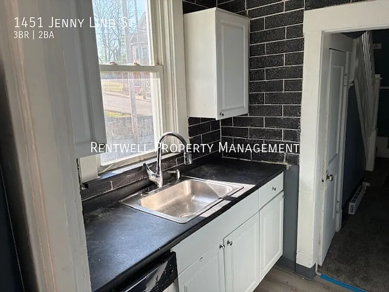 1451 Jenny Lind St — Photo 2