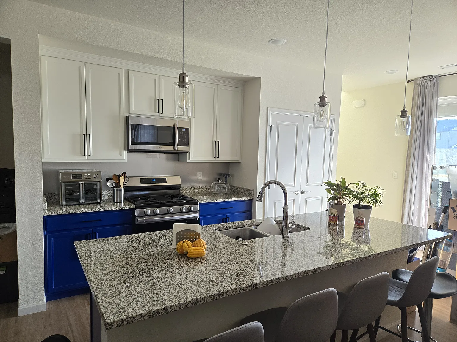 3 bed, 2.5 bath, 1870 sqft, $2,750 — Photo 2