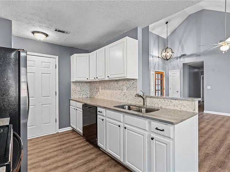 405 Christopher Ln — Photo 9