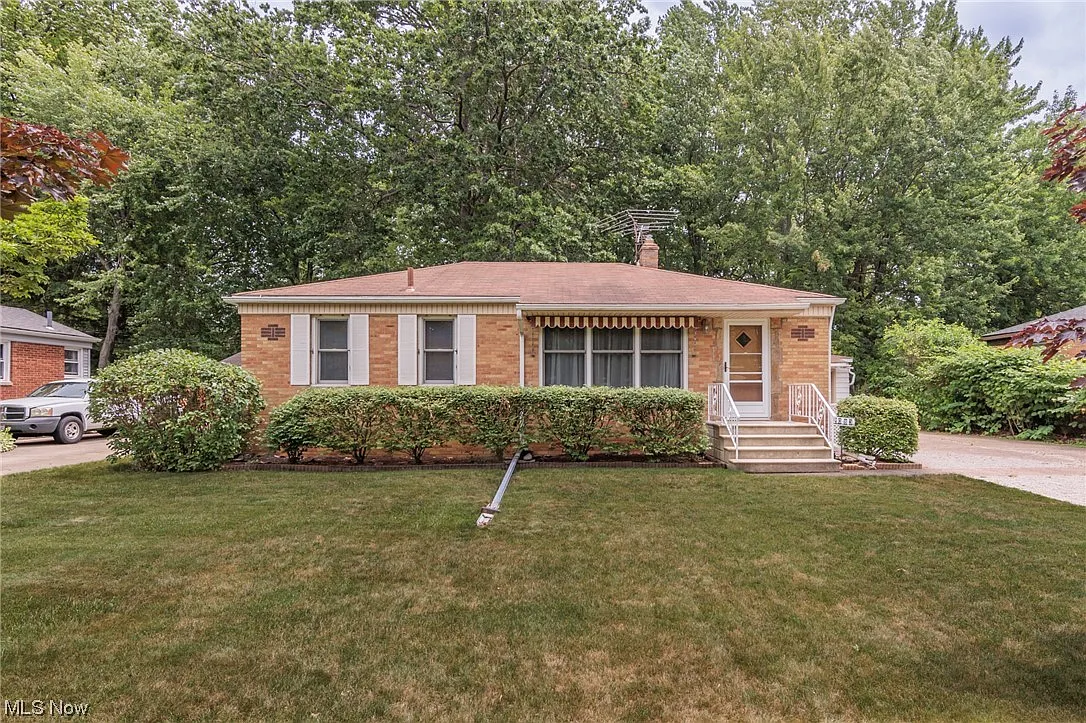 2083 Miriam Ave photo 1