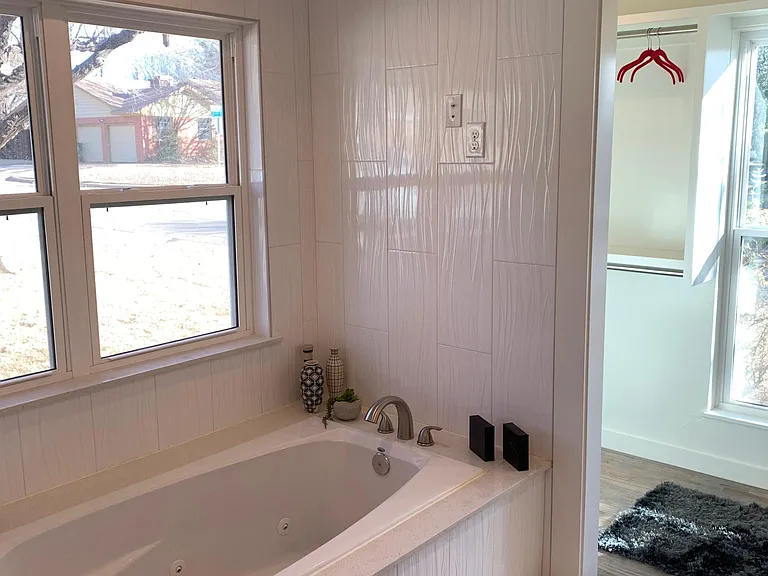 MASTER BATH TUB WITH TILE SURROUND