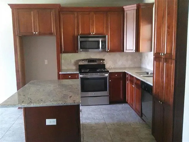 128 Oak Dr — Photo 3