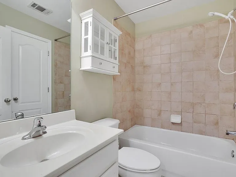 1651 Oakbrook Lake Dr — Photo 5