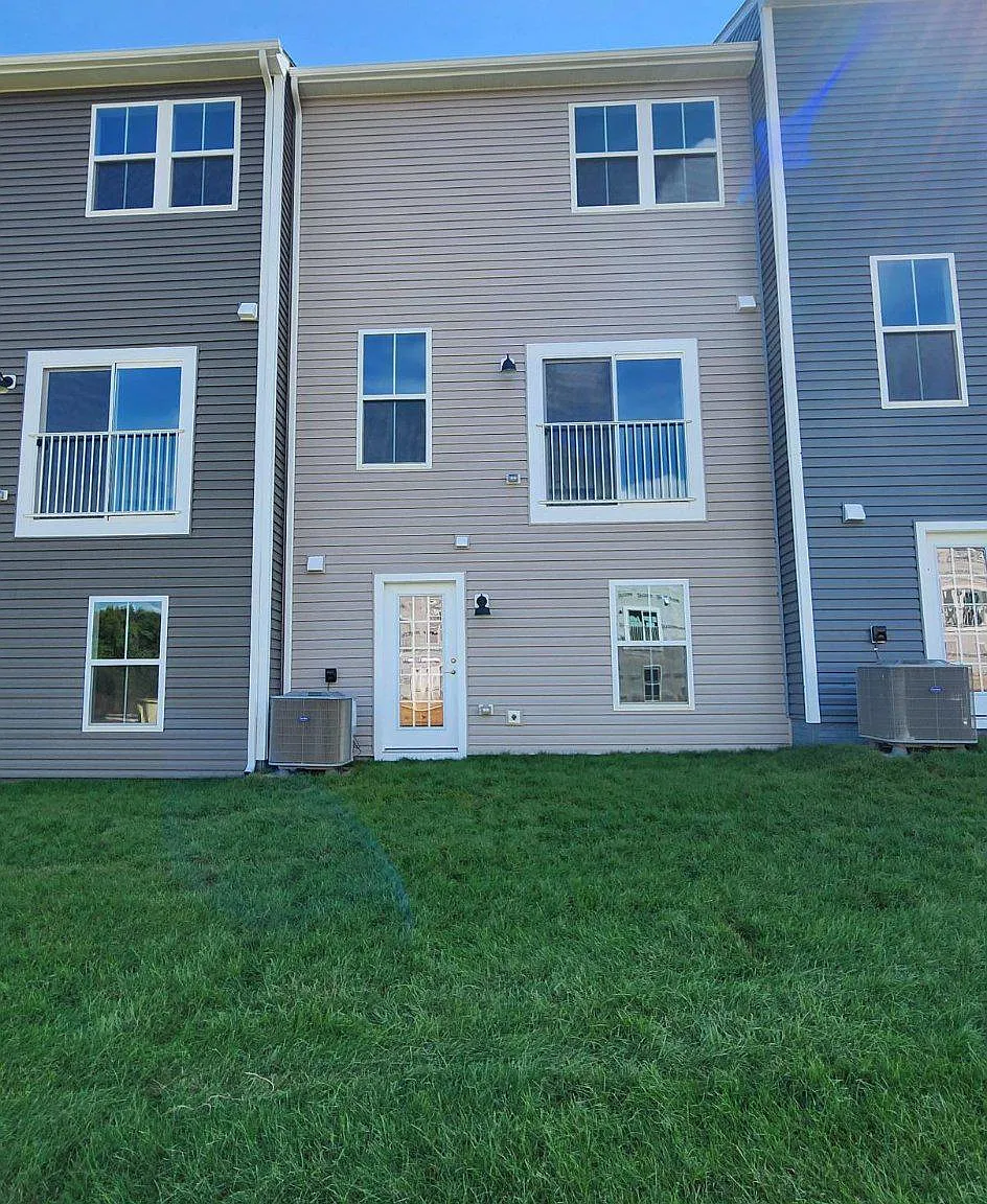 3 bed, 4.0 bath, 1838 sqft, $1,950 — Photo 2