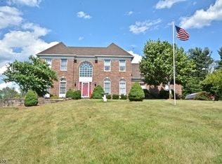 6 Stark Ct, Ringoes, NJ 08551