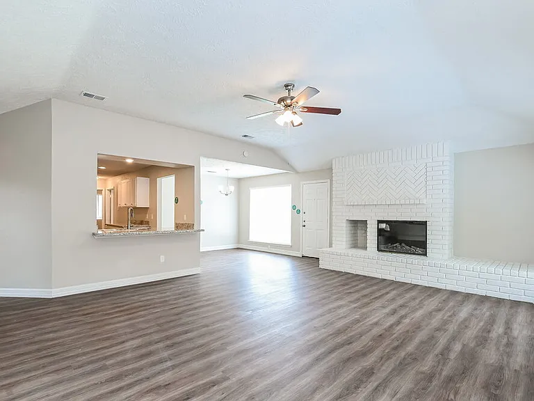 2823 Woodhall Ct — Photo 4