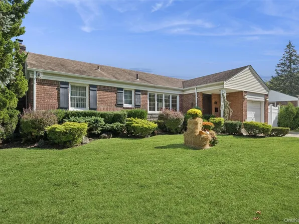 818 Palmetto Drive, Franklin Square, NY 11010