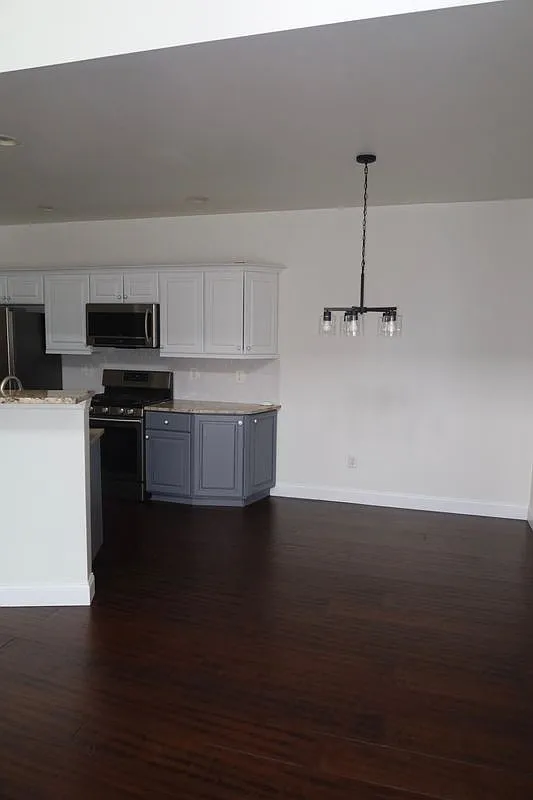 2 bed, 2.0 bath, 1337 sqft, $2,250 — Photo 2