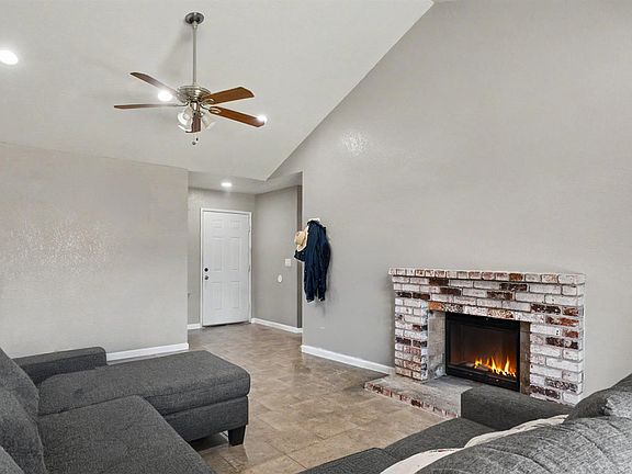 3rd image of 2121 Lincoln Ave