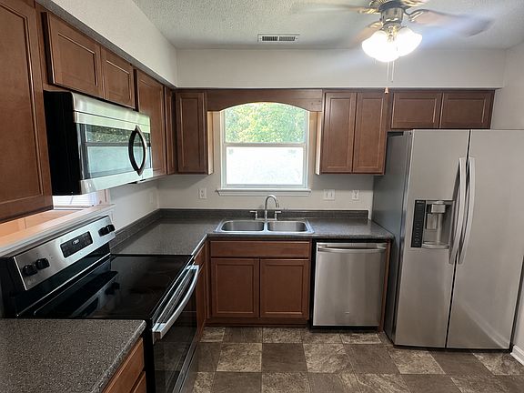 3rd image of 902 Laurel Ln