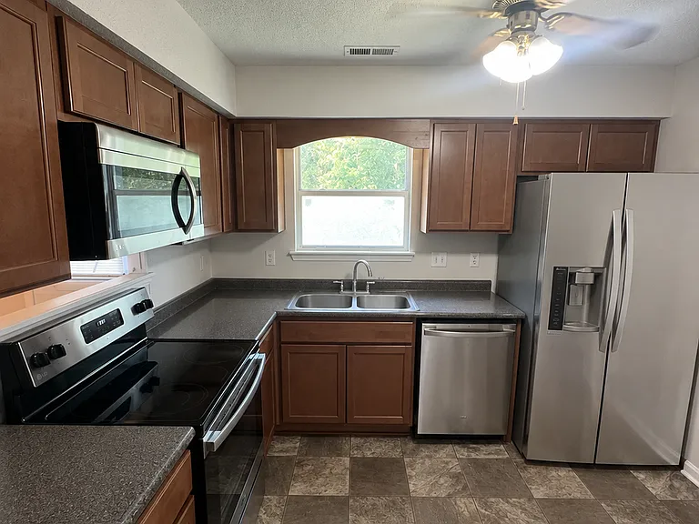 902 Laurel Ln — Photo 3