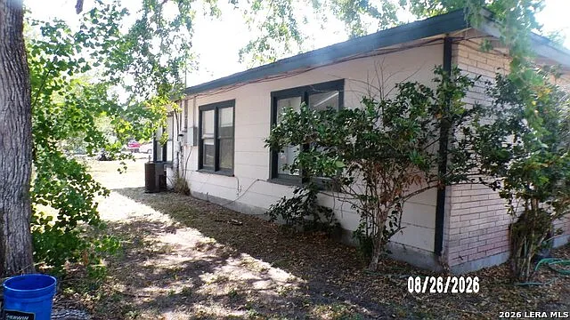 3 bed, 2.0 bath, 1234 sqft, $1,250 — Photo 2