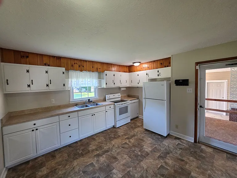 916 Elliott St — Photo 6
