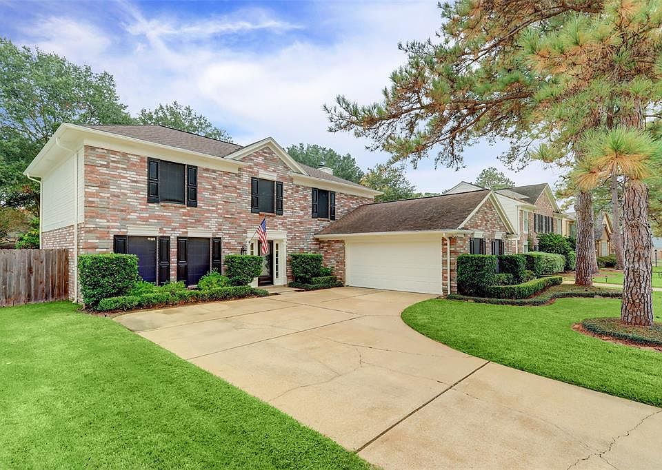 Welcome to 7614 Evergreen Brook Way in Copperfield South Creek Village! Just a quick walk down the street to the community park & pool, and just minutes away from shopping, dining, & entertainment. Attractive, easy-to-maintain landscaping in the fron