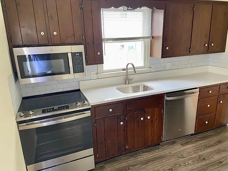 94 Jonathan Dr — Photo 3