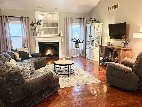 3rd image of 4800 Longfellow Dr