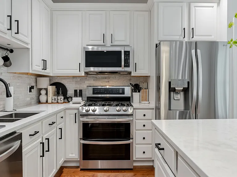 413 Clayton Ln — Photo 14