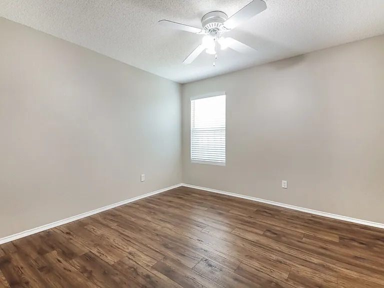 1435 Foxwood Ln — Photo 15