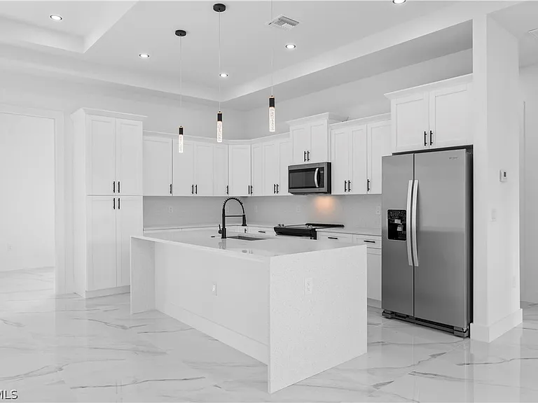 719 Fullerton Ave S — Photo 4