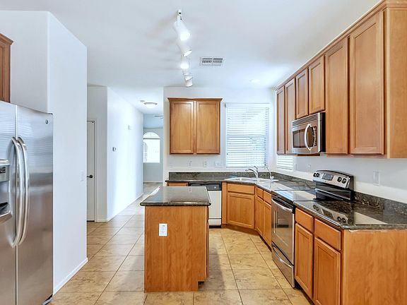 5th image of 4057 E Oakland St