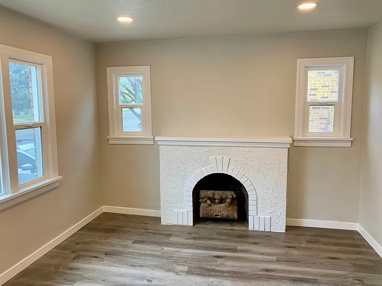 1045 Capitol St — Photo 2