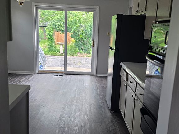 3rd image of 5915 Boettcher Ct