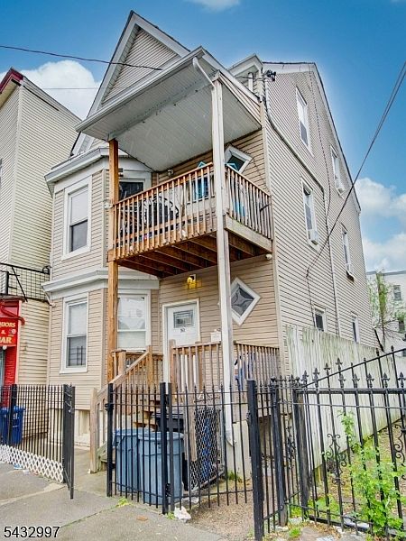 1st image of 426 E 18Th St