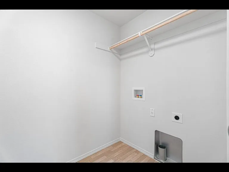925 SE Starview Ave — Photo 8