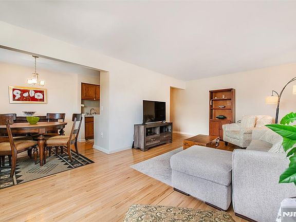 4th image of 506 Grove St #E3
