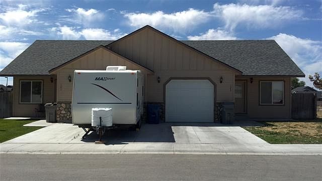 2nd image of 121-123 SW Quaker Dr
