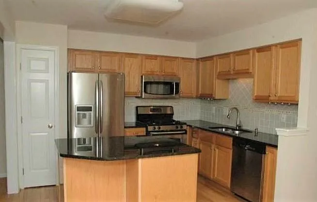 3 bed, 3.5 bath, 1928 sqft, $3,199 — Photo 3