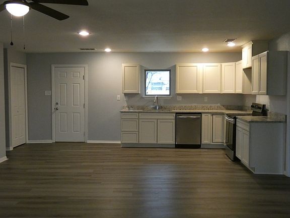 3rd image of 1117 N Carrizo St