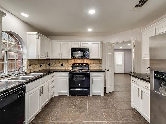 5th image of 1418 Lake Crest Dr