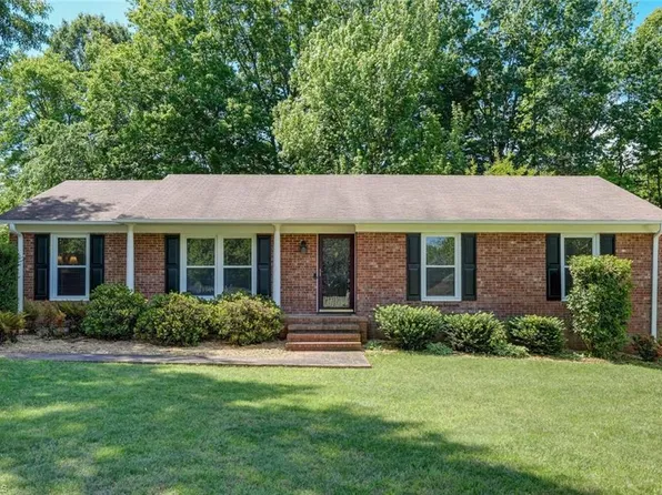 3805 Derbyshire Dr, Greensboro, NC 27410