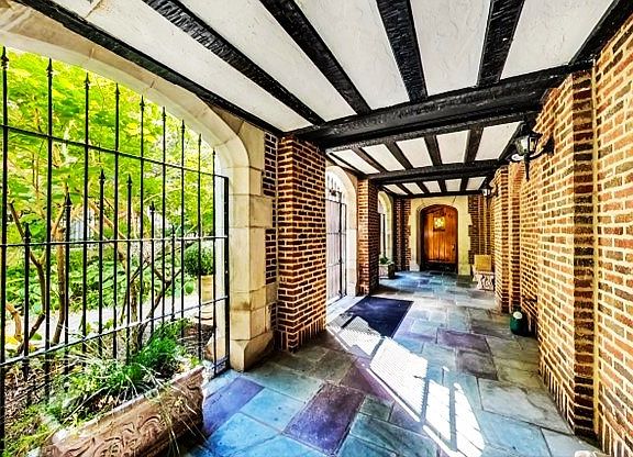 4th image of 6334 N Sheridan Rd #3E