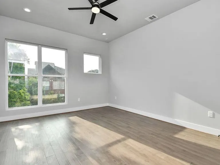1320 Eberhard St — Photo 28