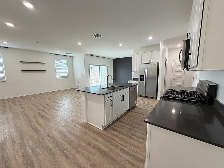 10442 W Guildford Ln — Photo 7