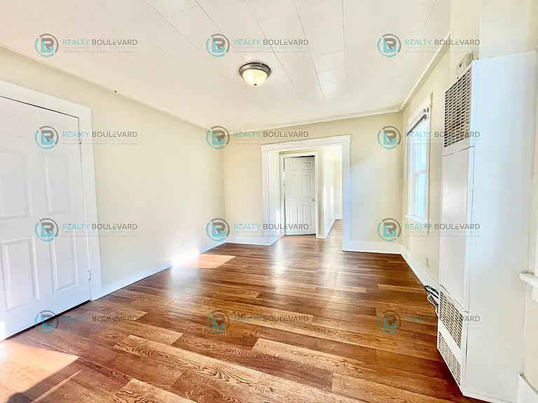 722 E 7th St — Photo 7