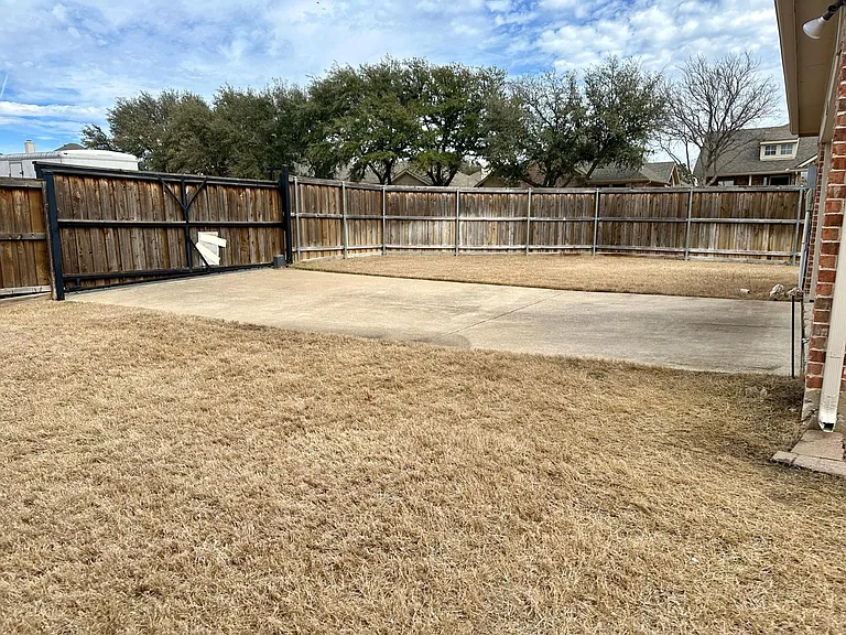 2050 Garden Crest Dr — Photo 18