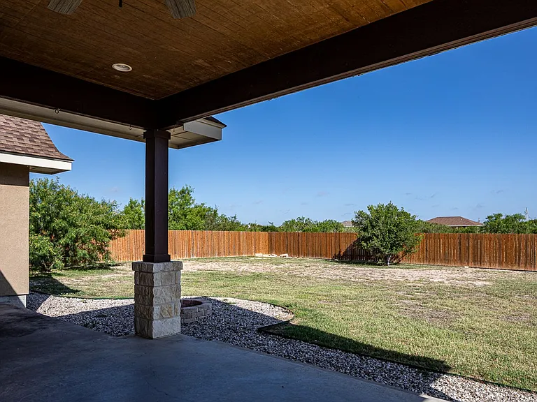 136 Dos Caballos — Photo 19