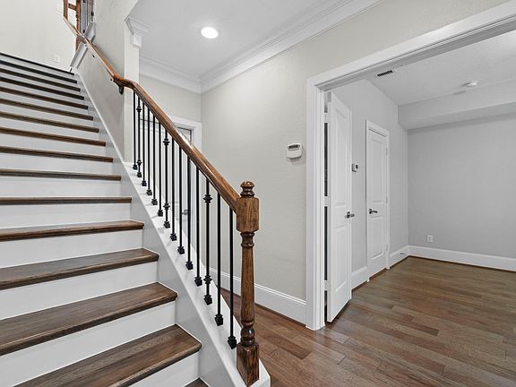 4th image of 702 N Shepherd Dr