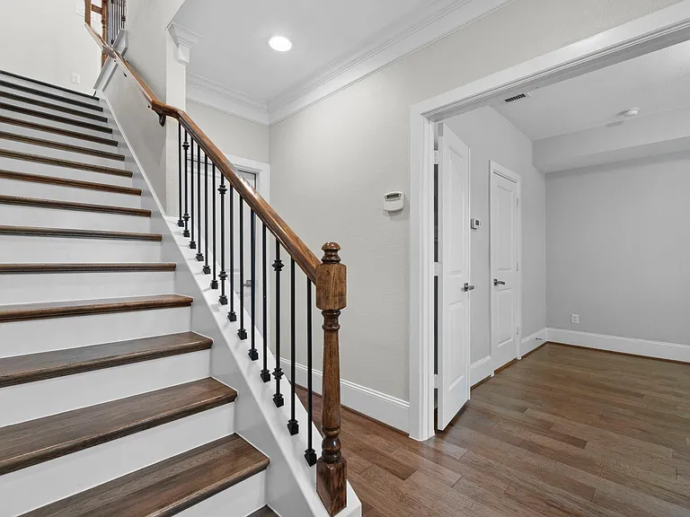 702 N Shepherd Dr — Photo 4