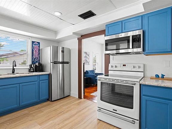 3rd image of 605 3RD AVENUE SW