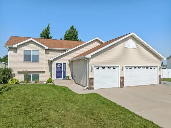 3212 11th St SE, Minot, ND 58701