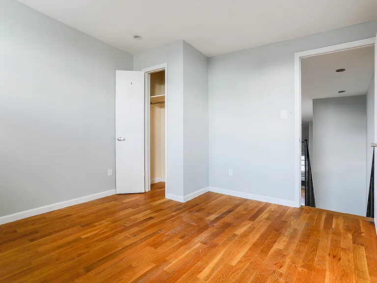 325 Melrose St #3L — Photo 8