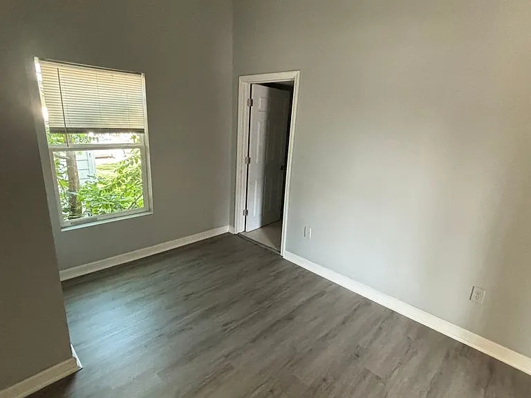503 W Hovey St — Photo 12