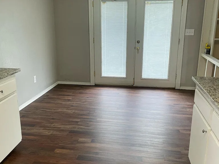 1252 S 27th Pl — Photo 15