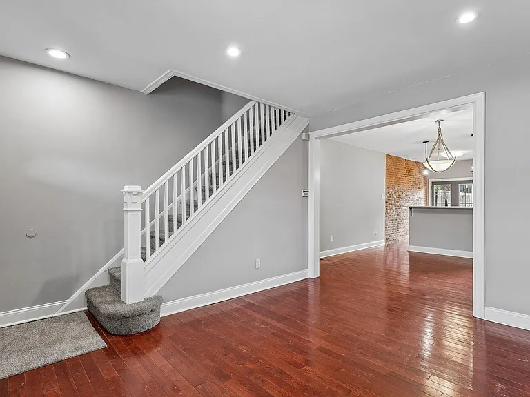 2817 Pelham Ave — Photo 4