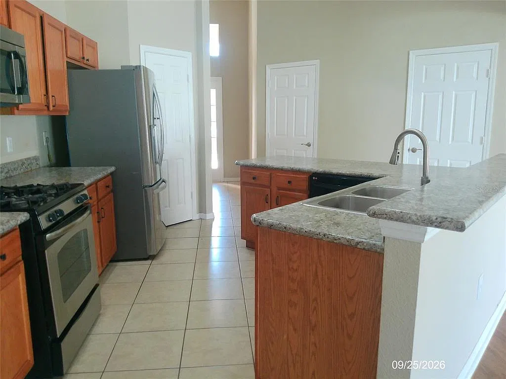 4 bed, 2.0 bath, 1816 sqft, $2,000 — Photo 3